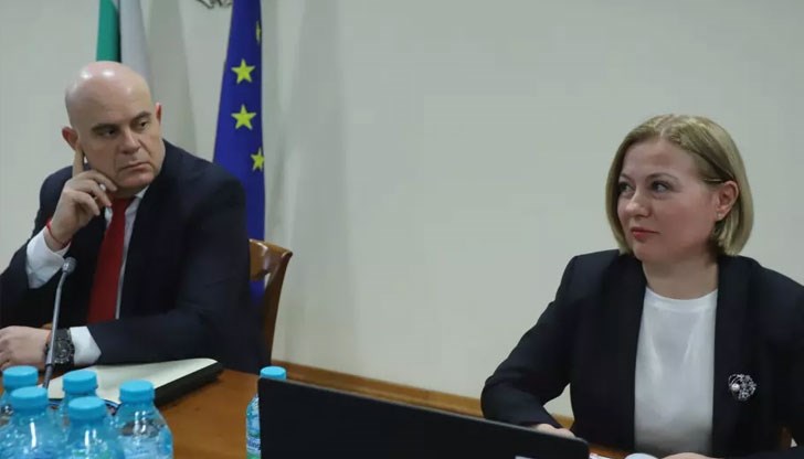 Мнозинството в съвета се хвърли в защита на главния прокурор, още преди да разгледа искането за уволнението му