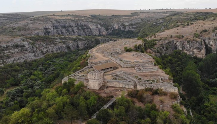 Малцина са запознати, че кулата, която е и най-запазената автентична част от цялата цитадела, е използвана като образ в последната серия на петия сезон от касовия фентъзи сериал на НВО "Игра на тронове"