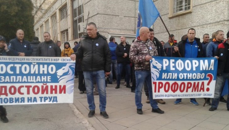 В магазина никой не ни пита имате ли пари, нямате ли. Всичко поскъпва, нашите заплати си стоят, каза протестиращ В магазина никой не ни пита имате ли пари, нямате ли. Всичко поскъпва, нашите заплати си стоят, каза протестиращ