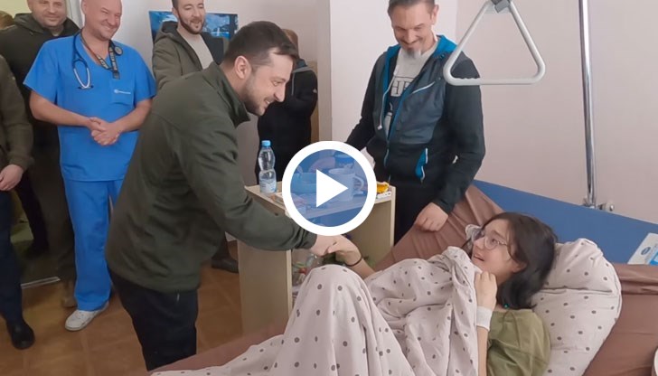 Катя покрива с тялото си 8-годишния си брат при обстрел на колата им