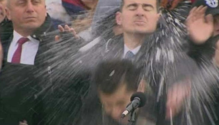 Има хора, които искат да печелят от паниката на хората, които се редят на бензиностанциите и те им вдигат цените