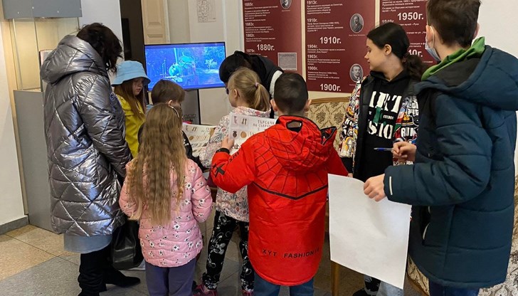 Украински деца с любопитство разглеждат експозициите в Русенския исторически музей