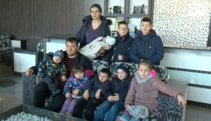 Русенецът Давид Александров помага на бежанци, успял е да намери подслон и за тази голяма фамилия