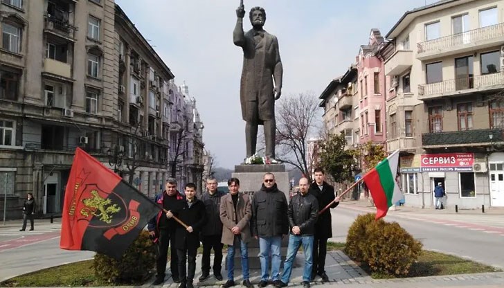 Патриотите поднесоха цветя пред паметника на революционера в началото на бул. "Славянски"