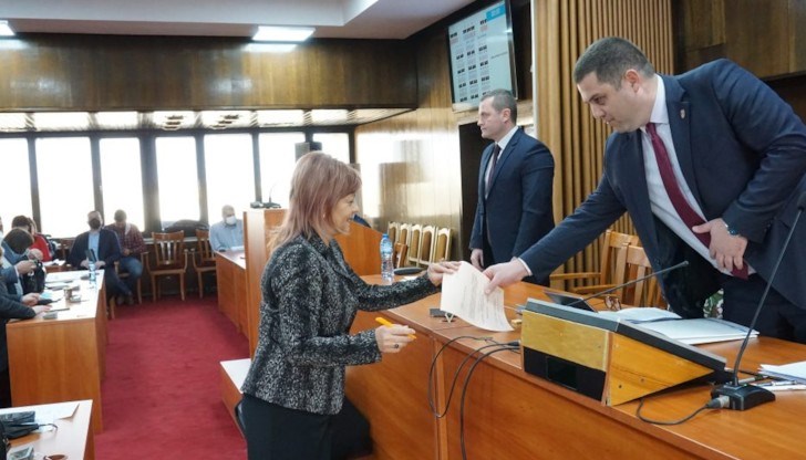 Днес тя заема мястото на досегашния председател на групата на ПП ГЕРБ в местния парламент – Бедрос Пехливанян