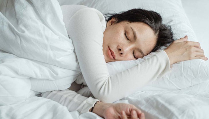 Всяка страна има различен ефект върху тялото ви и от всички позиции учените предполагат, че трябва да спите на лявата си страна
