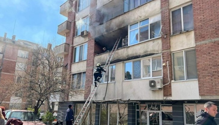 Наложило се е пожарникарите да влязат през терасата и да разбиват врати, за да извадят двете жени