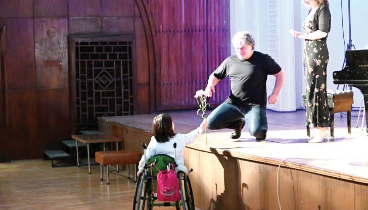 Въпреки, че е в инвалидна количка, детето отиде до сцената и поднесе цвете на аржентинския композитор Хосе Кура