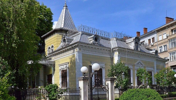 Сградата е виден образец на русенската градска къща от годините след Освобождението и първото замогване на българите