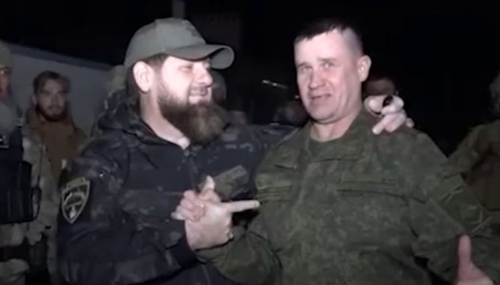 Руската телевизия разпространи кадри и от среща между Кадиров и мъж, представен като руски генерал на име Андрей Мордичев, за когото украинската армия каза, че го е убила
