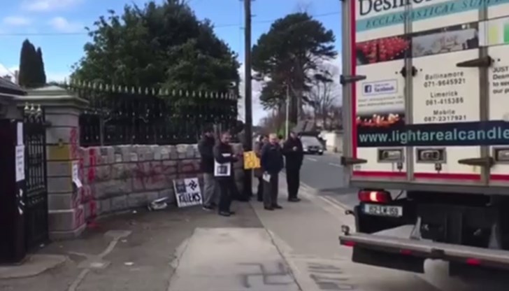 Мъж е бил арестуван, след като умишлено се е врязал с голям камион в портата оградата на руското посолство в Дъблин
