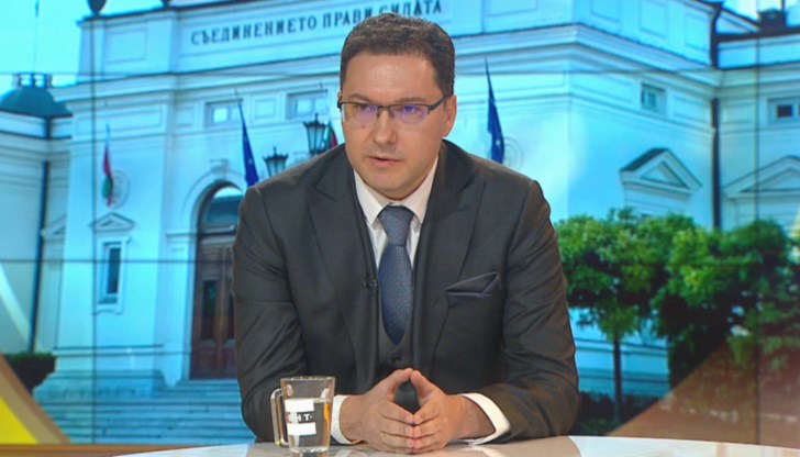 Критикува правителството, че неглижира проблеми като цената на тока и бежанската вълна от Украйна Критикува правителството, че неглижира проблеми като цената на тока и бежанската вълна от Украйна