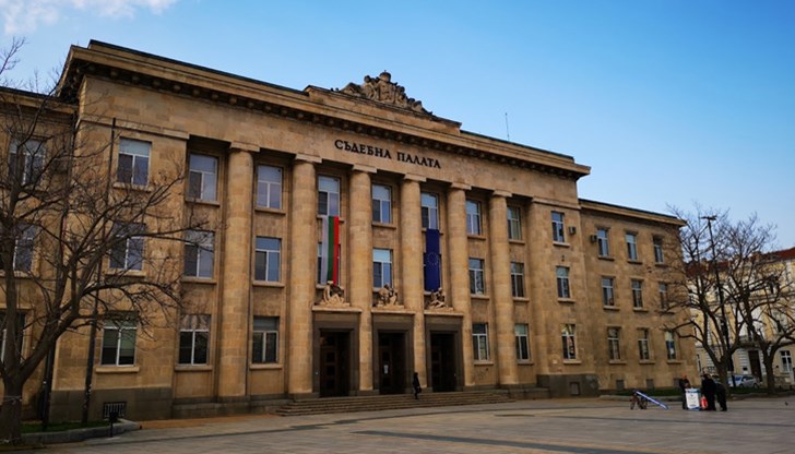 И четиримата обвиняеми са били правоспособни водачи на МПС и не са били осъждани до момента