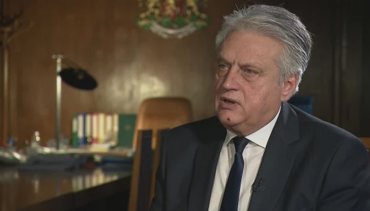 Рашков показа за първи път и документ, свързан с „комунистическото минало на Борисов“. В него е видно, че той е напуснал органите на МВР, защото не е искал да се деполитизира, а към този момент е бил член на Българската комунистическа партия