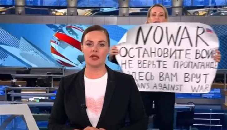 Служителката на руския Първи канал Марина Овсяникова бе осъдена от Останкинския районен съд на Москва