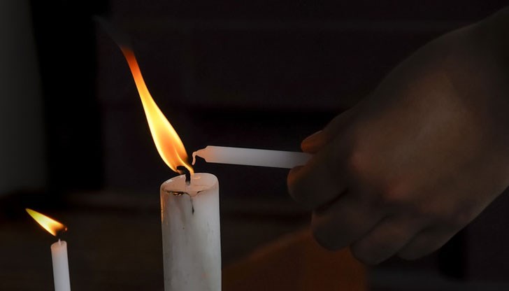 Емблематични сгради загасиха външното си осветление