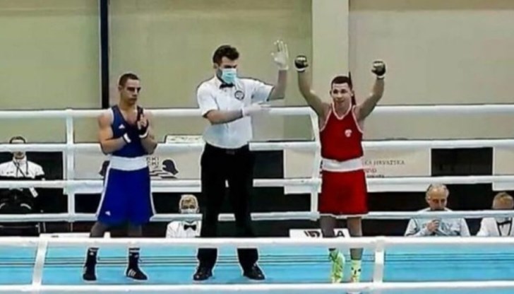 Радослав Росенов нокаутира румънец на Европейското първенство по бокс до 22 години и си осигури медал