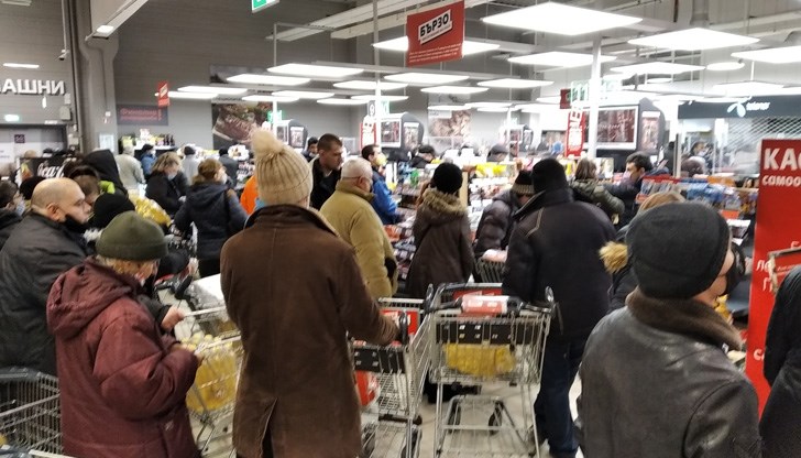 Ако някой си беше взел повече стекове в количката, тълпата го заобикаляше и започваше да му ги взема, разказва русенец