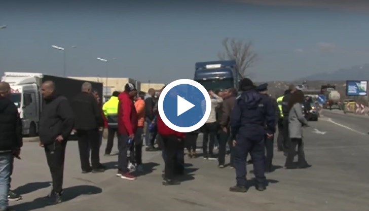 Шофьорите са недоволни най-вече от проверките за нерегламентирано изнасяне на зърно, както и от скоростта на проверките - един камион преминава за един час