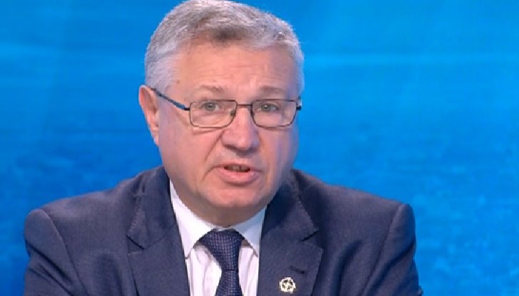 „Един ден президентът Радев трябва да отговаря пред българското общество защото застана на страната на Путин и отказа военна помощ на защитниците на Украйна“, каза Велизар Шаламанов