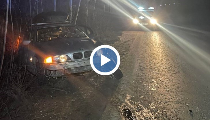 Ударили са се два леки автомобила – БМВ, в който са пътували четирима души – жена и трима мъже, и „Фолксваген“