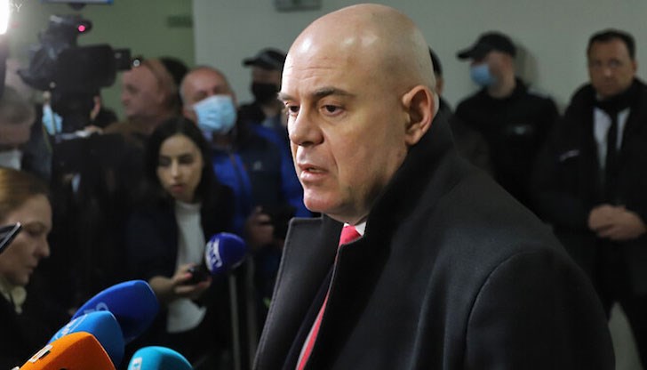 Искането за отстраняването ми по инициатива на Бойко Рашков е правно нищо, а сега искането на министър Йорданова е просто нищо, заяви главният прокурор