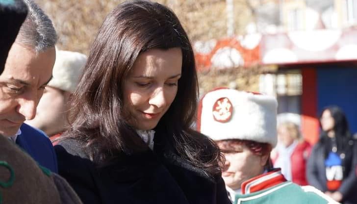 "Нямам нищо против протестите. Имам против крещенето и освиркването докато смирени църковни люде се опитват да си довършат церемонията", написа във фейсбук Балникова "Нямам нищо против протестите. Имам против крещенето и освиркването докато смирени църковни люде се опитват да си довършат церемонията", написа във фейсбук Балникова