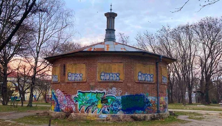 Изрисуваната ѝ фасада ще се запаси, обясни шефът на „Общински пазари“ Кунчо Кунчев Изрисуваната ѝ фасада ще се запаси, обясни шефът на „Общински пазари“ Кунчо Кунчев