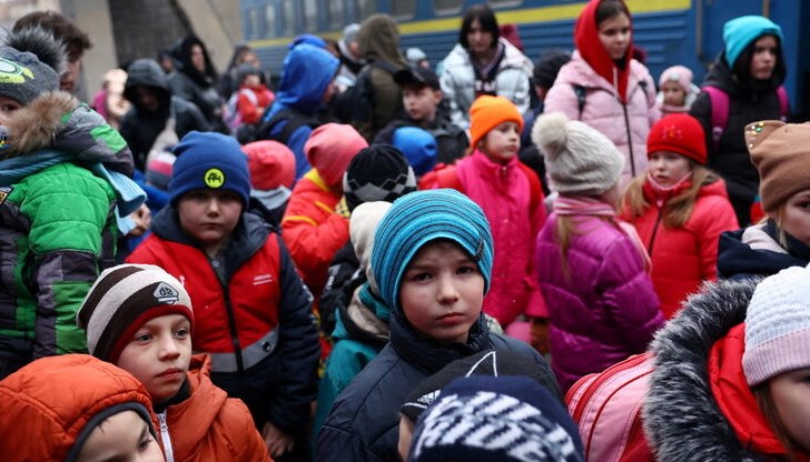 "Доста време останах пред магазина, да си поговоря с тази неочаквана Украйна с тъжни очи, която ми се усмихваше повече, отколкото аз успявах да се усмихна, като си представях какво е оставила назад", пише българката Анита