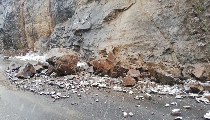 Над 30 кубика скална маса е паднала на второкласния път Своге - Мездра, край село Елисейна