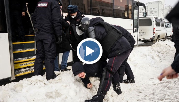 "Путин води две войни". Как Кремъл смазва несъгласието с агресията срещу Украйна