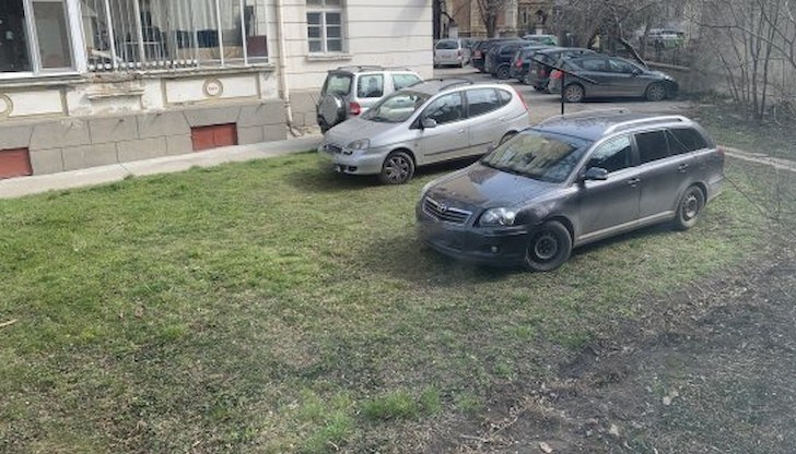 Шофьорите са спрели на малкото останали зелени площи до църквата "Св.Николай" на улица "Епископ Босилков" в центъра на Русе