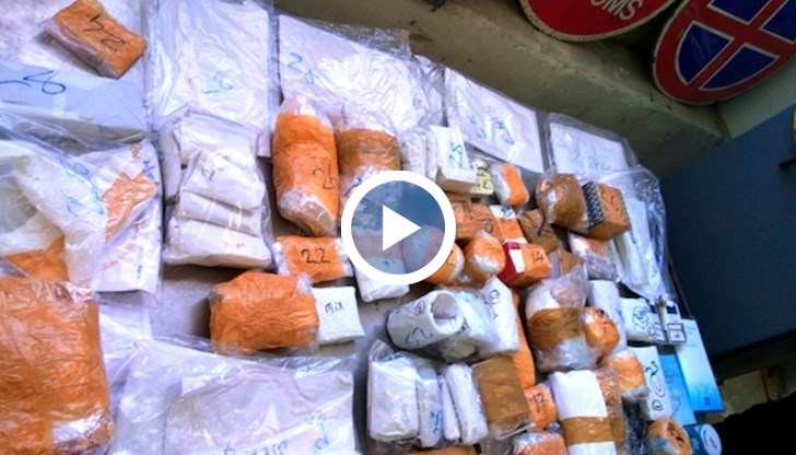 Те са били укрити в тайник в пода на лек автомобил, пътуващ към Нидерландия