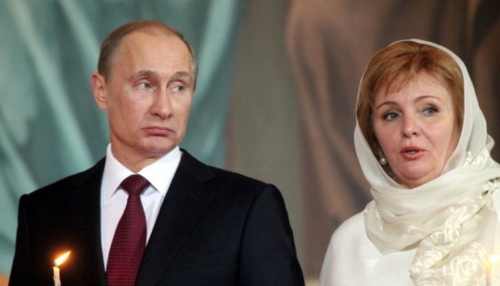 Книгата  „Крехки приятелства“ твърди, че Путин казва за бившата си съпруга, че „всеки, който успее да търпи тази жена в продължение на три седмици, е герой и заслужава паметник“"