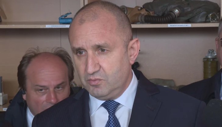 „Аз вече заявих, че като държавен глава няма да допусна България да бъде въвлечена в тази война. Предоставянето на оръжия на воюваща страна крие риск за сигурността на България", каза още президентът