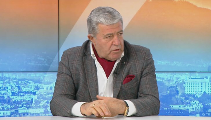 Няма възможност всеки от тях да е на разположение 24/7, а и голяма част от пациентите в техните листи не са доволни от обслужването, каза още той Няма възможност всеки от тях да е на разположение 24/7, а и голяма част от пациентите в техните листи не са доволни от обслужването, каза още той