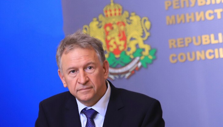 Зад атаката стои Костадин Ангелов, който се интересува дали Стойчо Кацаров като министър на здравеопазването е извършил закононарушение и престъпление по служба с цел лично облагодетелстване