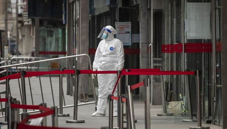 Жителите работят от вкъщи, като на всеки два дни се разрешава на един човек да излиза, за да купи "неща от първа необходимост" Жителите работят от вкъщи, като на всеки два дни се разрешава на един човек да излиза, за да купи "неща от първа необходимост"