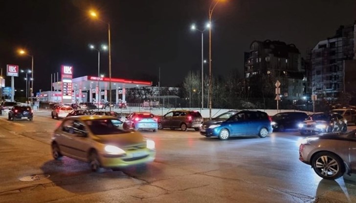 Бензиностанциите са пълни с коли, опитващи да заредят, в социалните мрежи вървят безумни слухове