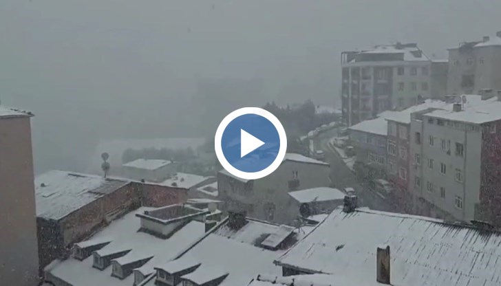 В много от европейските райони на Истанбул снежната покривка нарасна до 30 см