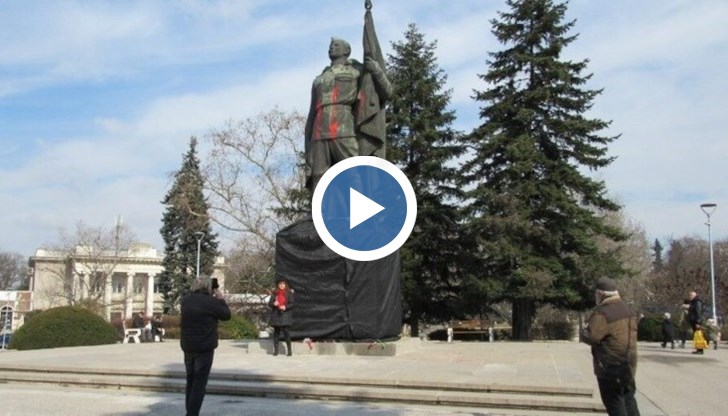 Паметникът е опакован, за да не притеснява с вида си хората, които минават покрай него