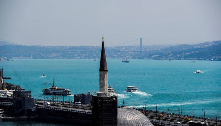 Сапьори на бреговата охрана на Турция изследват устройството