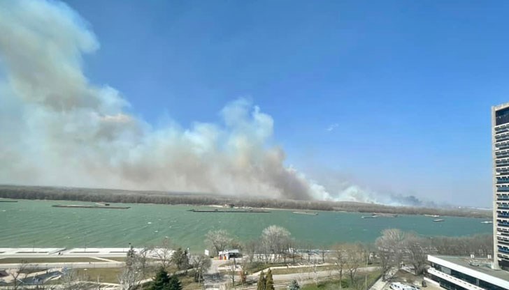 Хората се чудят какво гори в града, но причината е на отсрещния бряг на река Дунав