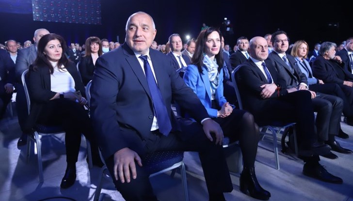 Макар и частично асфалтирани, ние останахме удивително прости. Не европейските ценности, не европейската култура, асфалта е цивилизационното "нещо", с което ние имахме най-активен досег през последните десет години Макар и частично асфалтирани, ние останахме удивително прости. Не европейските ценности, не европейската култура, асфалта е цивилизационното "нещо", с което ние имахме най-активен досег през последните десет години