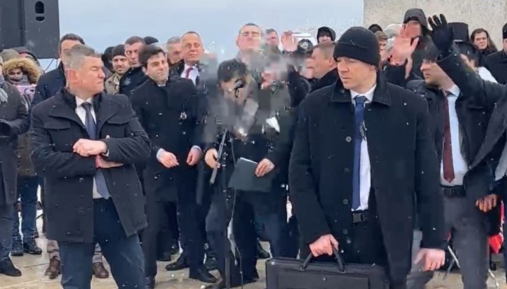 На мен ми хареса как Кирил Петков понесе удари със сняг на Шипка