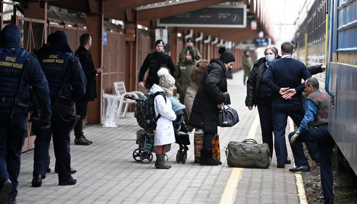 Хиляди семейства са напуснали страната и са избягали в чужбина