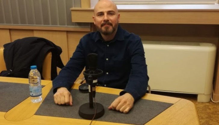 Според него по отношение на ареста на лидера на ГЕРБ Бойко Борисов се наблюдава сблъсък на политическите интерпретации на случилото се и важно коя ще надделее в обществото Според него по отношение на ареста на лидера на ГЕРБ Бойко Борисов се наблюдава сблъсък на политическите интерпретации на случилото се и важно коя ще надделее в обществото