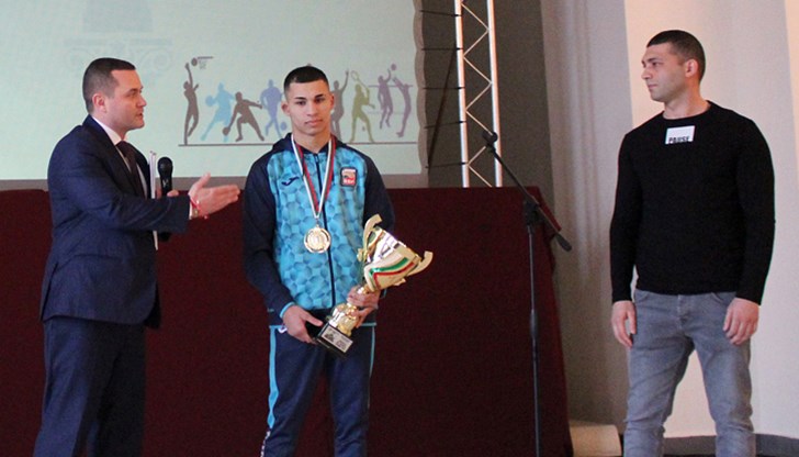 Радослав Росенов бе награден за златния си медал по бокс от международен турнир