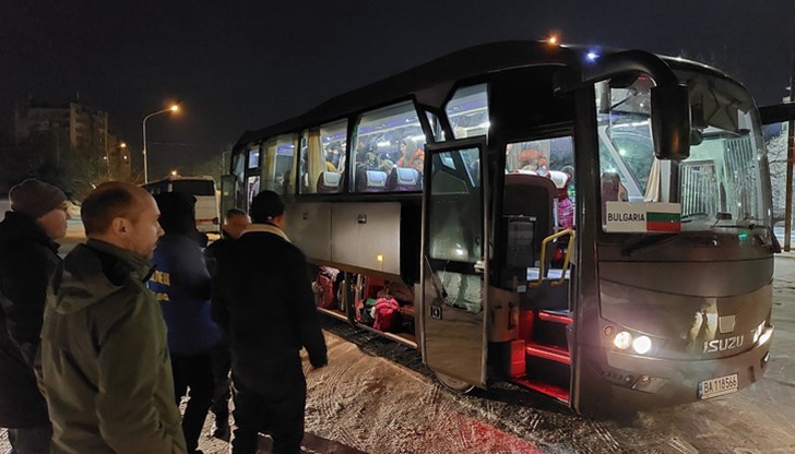 Снощи 3 автобуса с бежанци от Украйна пристигнаха в Русе и с това ангажимента на държавата ни се изпари