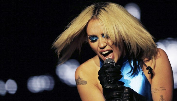 Заради лошите атмосферни условия и наводнения, фестивалът, в който трябваше да вземе участие Майли, е отменен Заради лошите атмосферни условия и наводнения, фестивалът, в който трябваше да вземе участие Майли, е отменен